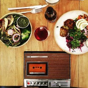 EAT VEGAN PLATES AND LISTEN TO K7 at Super Fourchette in Brussels