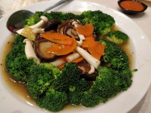 Brocoli with shitake mushroom at D'Life Signature 蔬品軒 - Novena in Central Singapore