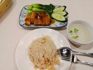 Chicken rice at D'Life Signature 蔬品軒 - Novena in Central Singapore