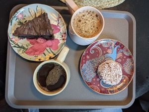 Vegan fika and coffee with and without oat milk at Täppan Café & Mat in Norrkoping