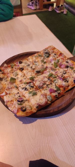 Vegan pizzas at Renaissance in Manali