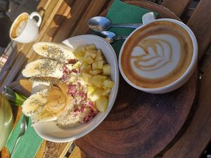 Porridge bowl and oat latte at Jester in Sevilla