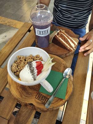 Tarta de zanahoria y bowl de yogurt at Jester in Sevilla