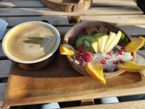 Café con leche de soja y bowl de yogur con granola y fruta at Jester in Sevilla