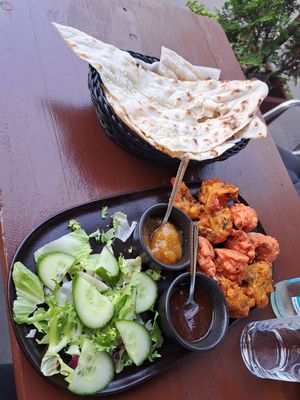 Pakuradeel voorgerecht met knoflooknaan at Ashirwad in Hamburg