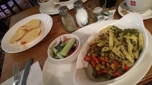 Pasta with garlic bread at The Mitre in Oxford