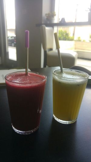 Cedjeni sokovi (levo: Dinamicna cvekla, desno: neki mint) :) at Vegessence in Belgrade