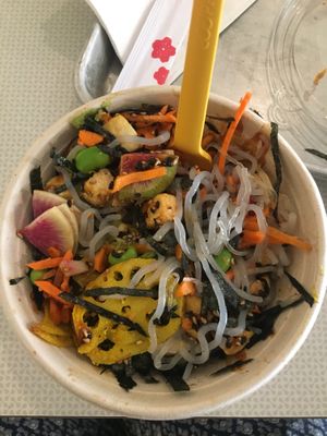 Great place, cute aesthetic, friendly staff, and a lot of their food can be made vegan! I had their vegan poké bowl and I 10/10 recommend! 😍😍 at Calii Love in Toronto