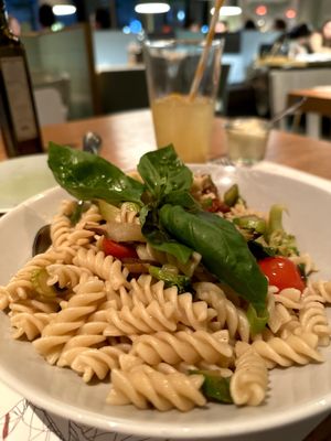 „SPIRELLI CON VERDURE"
Dinkel-Spirelli**, buntes Gemüse, frische Champignons, getrocknete Tomaten, Olivenöl, Knoblauch,
frische Kräuter  at Mama Trattoria - Winterhude in Hamburg