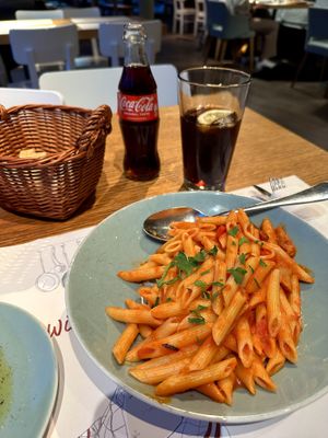 Pasta Arrabiata mit veganer Fleischalternative mit einer Coke  at Mama Trattoria - Winterhude in Hamburg