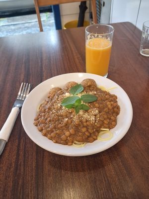 Macarrão com bolonhesa  de lentilhas acompanhado de almôndegas de grão de bico at Karuna in Sao Paulo
