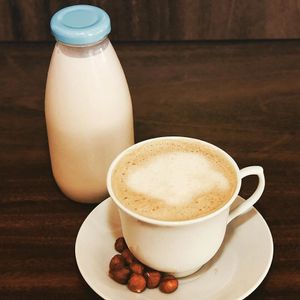 Café com leite de avelã at Karuna in Sao Paulo