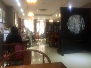 Friendly wait staff (no English) at Su Ming Xiang in Qingdao