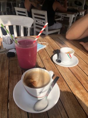 zumo of the day & cafe con almond leche at Mundo's in Tenerife