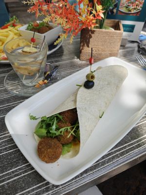 Vegan wrap met falafel at Ver'koch in Roermond