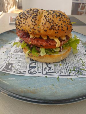 La hamburguesa vegana estaba espectacular! at Dedos in Tenerife