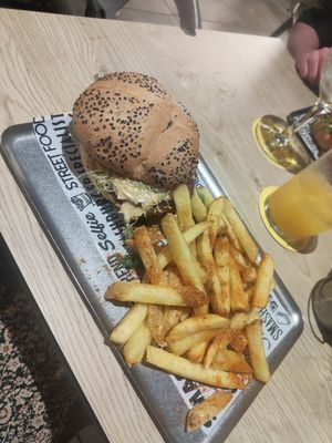 Vegan burger and spiced fries 🍔 🍟 at Dedos in Tenerife