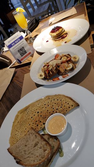 Breakfast at De/Raiz Cocina Café - Calle 106 in Bogota