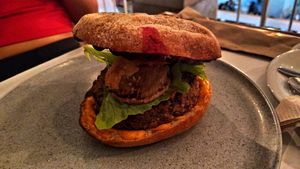 🍔🌱 Vegan at De/Raiz Cocina Café - Calle 106 in Bogota