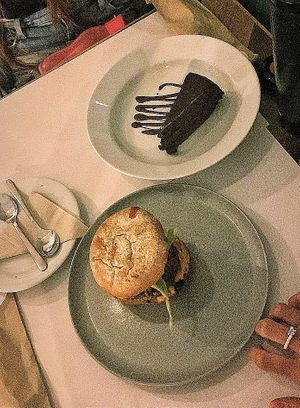 🍔🌱 at De/Raiz Cocina Café - Calle 106 in Bogota