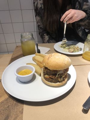 Hamburguesa de/raíz  at De/Raiz Cocina Café - Calle 106 in Bogota