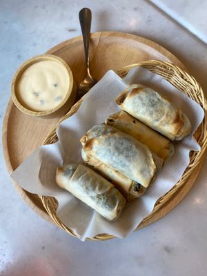 ปอเปี๊ยะกรอบใบชะครามกับสหร่ายวากาเมะ at Tonklar Facai - Chula in Bangkok