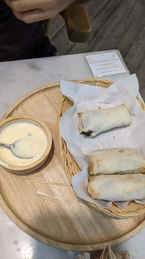 Seaweed veg spring rolls with weird passion fruit sauce at Tonklar Facai - Chula in Bangkok