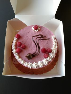 Beautiful surprise vegan bday cake by Karin at Sweet Retreat in Bern