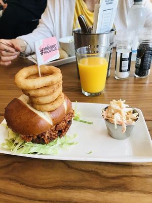 BBQ burger vit 12 moving mountains 🏔  at Beare's Pantry in Wadebridge