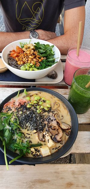 Ramen, soba bowl et smothies at Veganika in Ljubljana