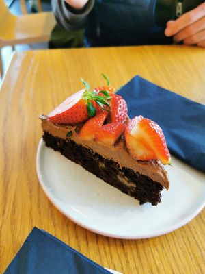 Schokoladenbananentorte mit Erdbeeren at Veganika in Ljubljana