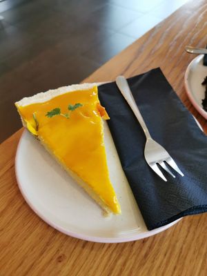 Mangokokosrohkosttorte at Veganika in Ljubljana