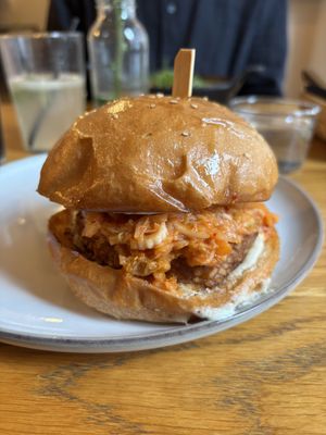 Burger mit Tempeh & hausgemachtem Kimchi ⭐️⭐️⭐️⭐️⭐️  at Veganika in Ljubljana
