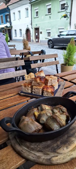 Focaccia e alcachofras at Veganika in Ljubljana