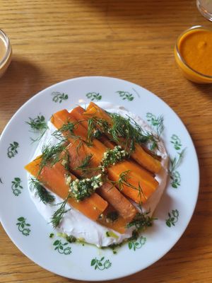 Starter: smoked carrots at Veganika in Ljubljana