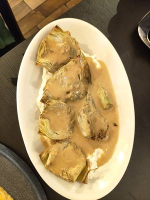Alcachofas con una salsa de queso at Veganika in Ljubljana