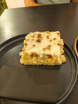 Tarta de manzana at Veganika in Ljubljana