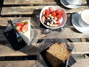 Bananenbrot, Kokos Kuchen & Kokos Joghurt at Veganika in Ljubljana