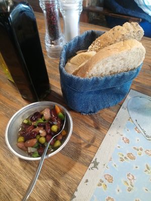 De tentempié unos porotos con pan casero con semillas at La Feria de Sabores Artesanales in Rosario