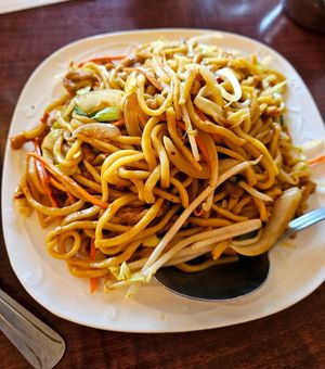 Stir fries veggie chicken chow mein at Garden Fresh in Mountain View