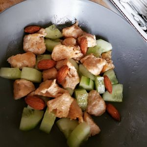 Une salade de concombre avec des simili de poulet préparé dans 15 minutes.
Idéal pour été 🌞 at Pakkai in Paris
