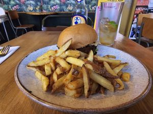 Stereo burger with a pile of delicious homemade chips 😋🤤 at Stereo in Glasgow