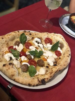 Veganized pizza with vegan meatballs instead of ham at Frankie's in Sorrento