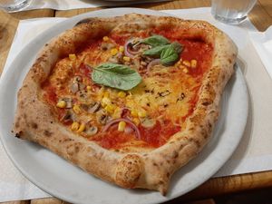 Pizza Vegana com cogumelos, tomate, queijo vegano, cebola,  manjericão e um sabor picante perfeito at Frankie's in Sorrento