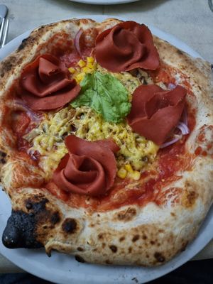 Pizza with vegan cheese and vegan ham at Frankie's in Sorrento