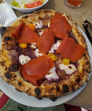 פיצה פפרוני עגבניות שרי ותפוא סגול at Frankie's in Sorrento