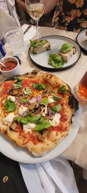 Pizza and buschetta at Frankie's in Sorrento