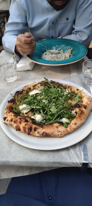 Vegan pizza "Buckingham Palace" and vegetarian pasta "Alfredo a Sorrento" in the back at Frankie's in Sorrento
