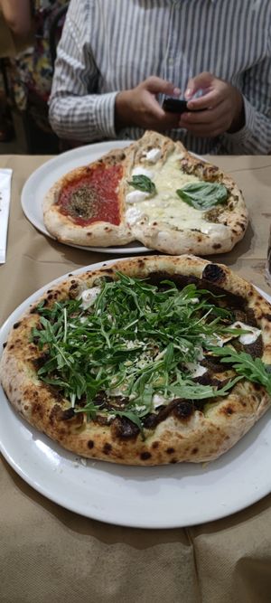 Vegan Pizza "Buckingham Palace" and vegetarian pizza "Amo Italia" at Frankie's in Sorrento