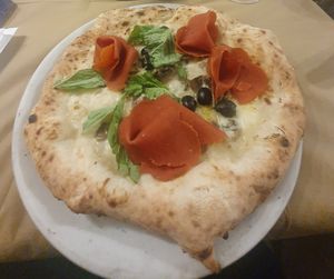 ALFREDO IN LONDON: VEGAN ALFREDO, VEGAN CHEESE, GARLIC, MUSHROOMS & BLACK OLIVES (added vegan ham) at Frankie's in Sorrento